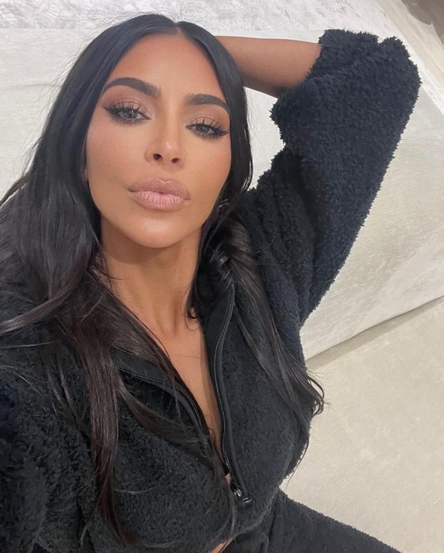 Kim Kardashian mostrou seu novo visual atrav&eacute;s de um post em rede social – Foto: Reprodu&ccedil;&atilde;o/@kimkardashian/ND