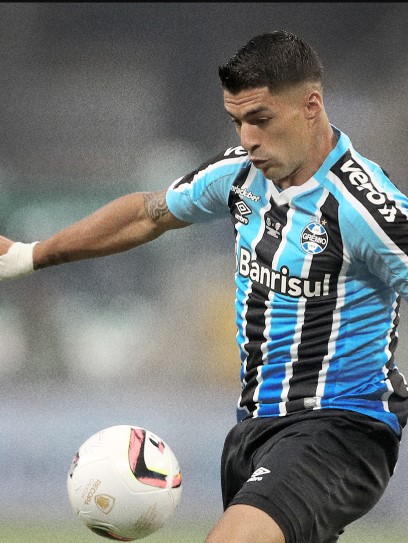 Atacante uruguaio fez três gols no 1º tempo