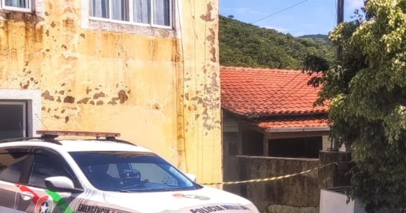 Dona do im&oacute;vel percebeu que algo estava errado ao sentir cheiro forte na quitinete – Foto: Pol&iacute;cia Militar/Reprodu&ccedil;&atilde;o/ND