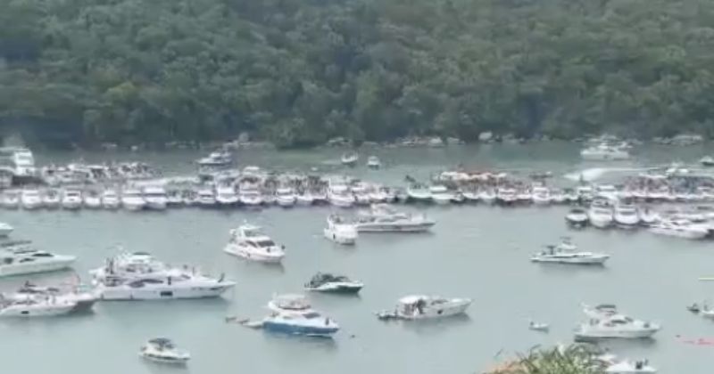 Fila de barcos se formou na praia do Caixa D’A&ccedil;o – Foto: Danusa Timm/Porto Belo Mil Grau/Reprodu&ccedil;&atilde;o/ND