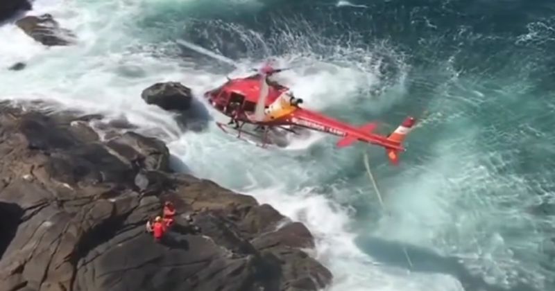Aeronave foi utilizada no resgate de homem que caiu de cost&atilde;o – Foto: Itapema Mil Grau/Reprodu&ccedil;&atilde;o/ND