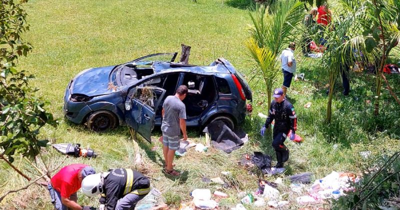 Carro tinha quatro ocupantes, dois foram conduzidos em estado grave – Foto: CBMSC/Reprodu&ccedil;&atilde;o/ND