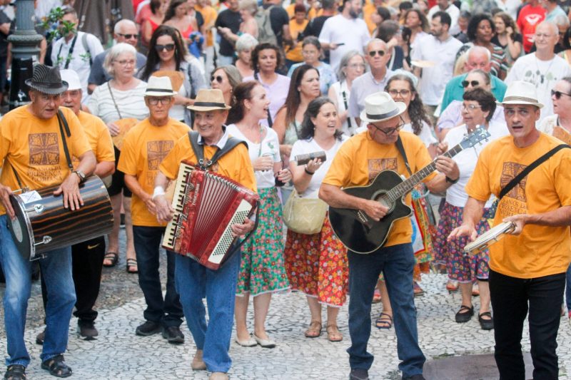 De volta &agrave;s ruas, Terno de Reis percorreu o Centro de Florian&oacute;polis na sexta-feira (6) – Foto: Leo Munhoz/Nd