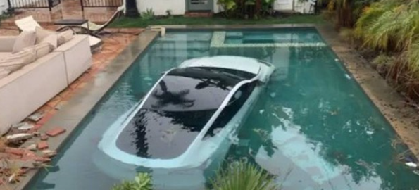 Carro parou no fundo da piscina da casa de uma advogada da Disney – Foto: Pasadena Fire Department/Divulga&ccedil;&atilde;o/ND