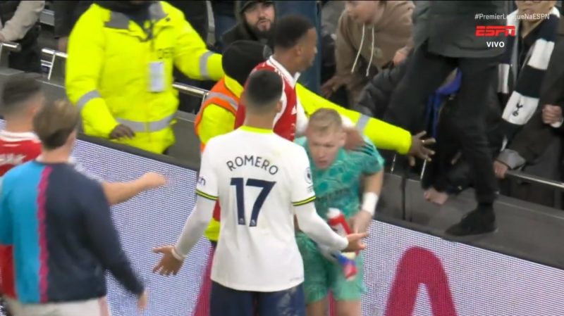 Torcedor tentou dar chute nas costas do goleiro do Arsenal 