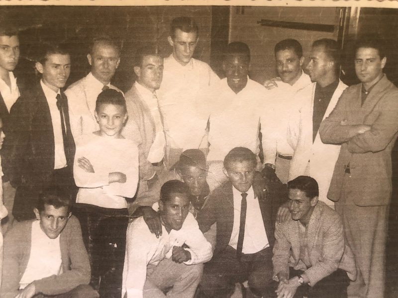 Ronald Reichow aparece agachado em frente ao Pel&eacute; – Foto: Arquivo Pessoal/Reprodu&ccedil;&atilde;o/ND