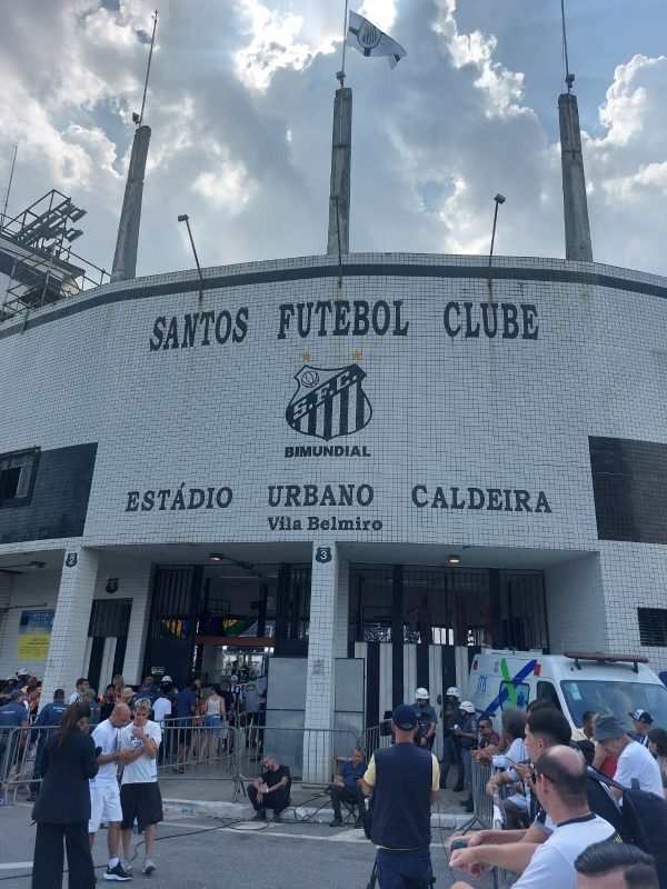 Torcedores enfrentam fila para se despedir do Rei – Foto: Reprodu&ccedil;&atilde;o/ND