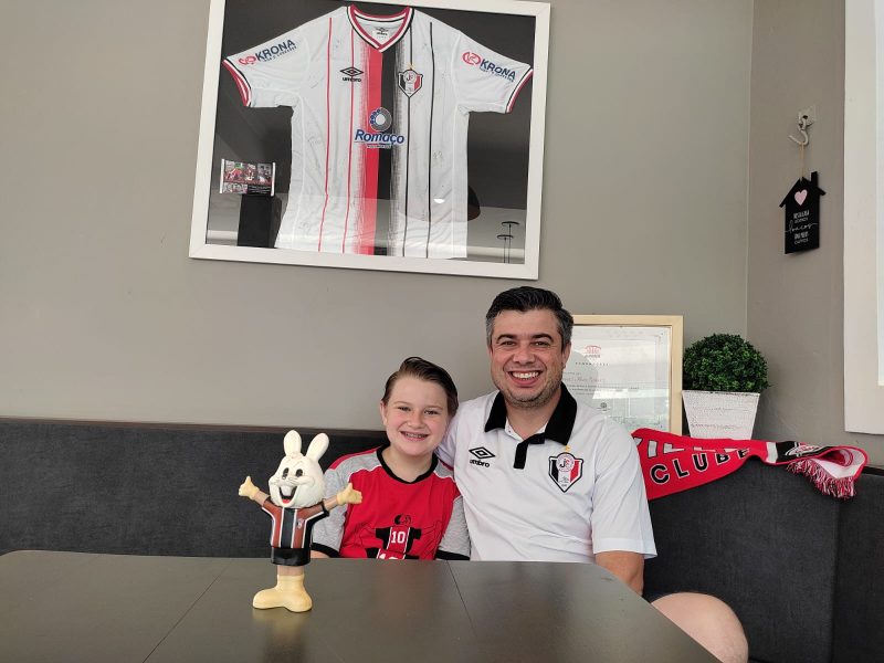 Pai e filho dividem paix&atilde;o pelo JEC – Foto: Drika Evarini/ND