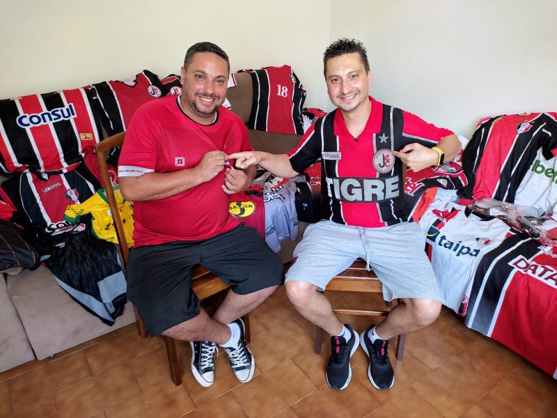 Paix&atilde;o que vem de ber&ccedil;o: Gilmar e M&aacute;rcio s&atilde;o filhos de um dos s&oacute;cios fundadores do JEC, alimentam e plantam paix&atilde;o pelo time – Foto: Drika Evarini/ND