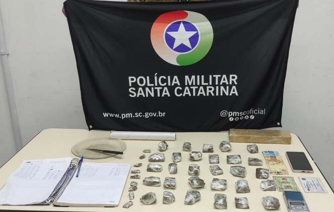 Homem &eacute; preso ap&oacute;s arremessar drogas durante abordagem policial em Ilhota – Foto: Pol&iacute;cia Militar/Reprodu&ccedil;&atilde;o ND