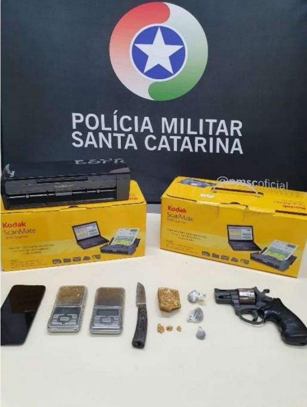 Accurate scales, scanners, drugs and weapons seized in Blumenau – Photo: Military Police/Disclosure/ND