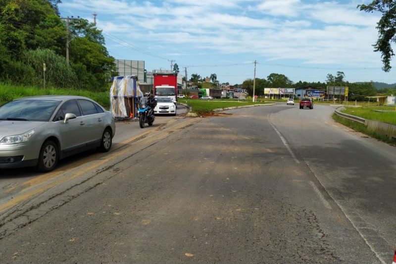 Tr&acirc;nsito segue lento no local at&eacute; a retirada da carga – Foto: PRF/Divulga&ccedil;&atilde;o
