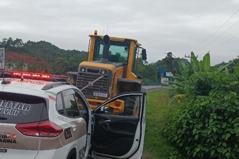 Funcion&aacute;rio fugiu com trator da empresa ap&oacute;s ser demitido em SC – Foto: PM/Divulga&ccedil;&atilde;o
