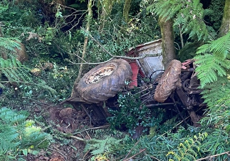 Homem de 33 anos ficou ferido ap&oacute;s trator apresentar problemas mec&acirc;nicos e cair em uma ribanceira – Foto: Corpo de Bombeiros/Divulga&ccedil;&atilde;o/ND