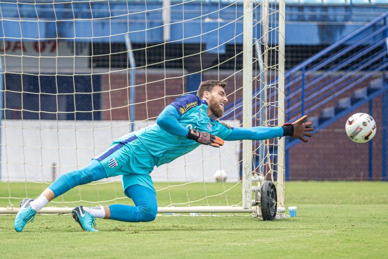 Goleiro Igor Bohn sofreu uma lesão no ombro e desfalca o Avaí nos próximos jogos