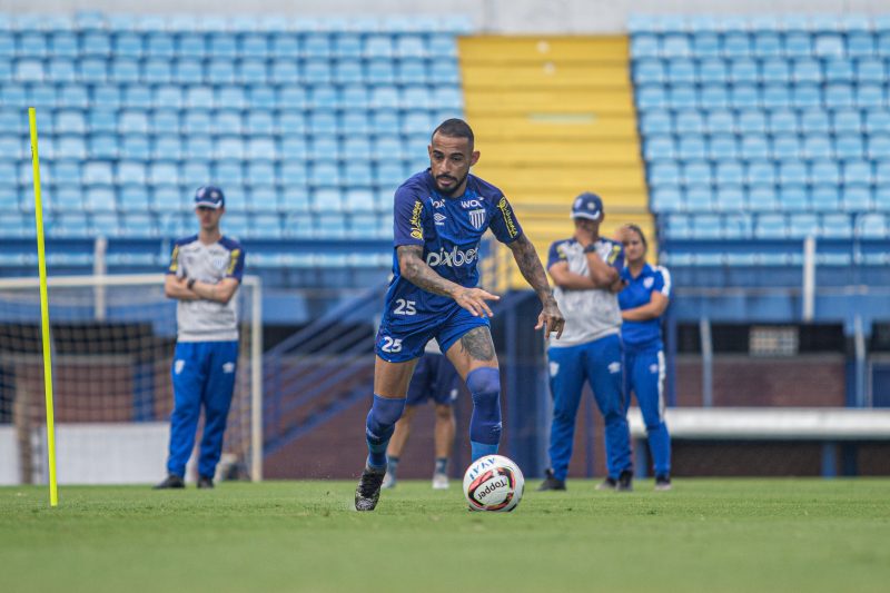 Equipe m&eacute;dica identificou les&atilde;o no joelho do lateral Natanael – Foto: Leandro Boeira/Ava&iacute; F.C/ND