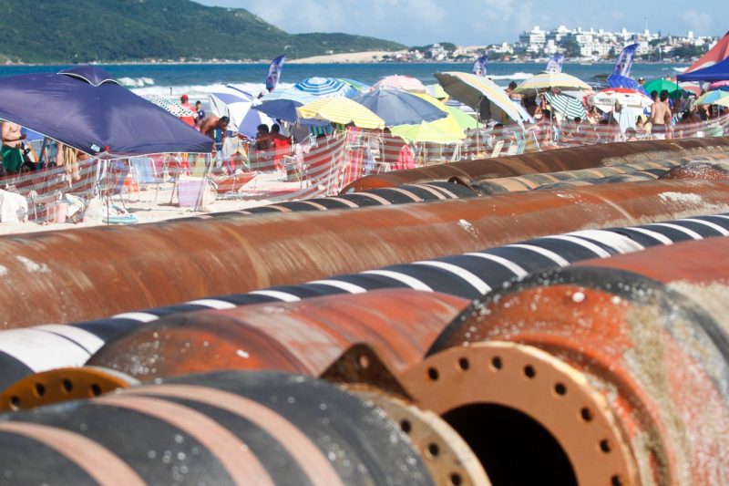 Momentaneamente, tubos e banhistas est&atilde;o dividindo espa&ccedil;o na Praia dos Ingleses – Foto: Leo Munhoz/ND