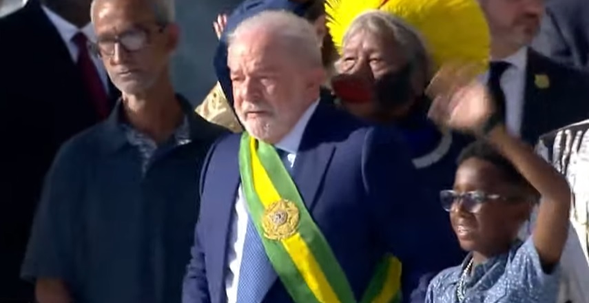 Escândalos, oposição dividida e programas sociais: as coincidências entre Lula 2006 e 2026