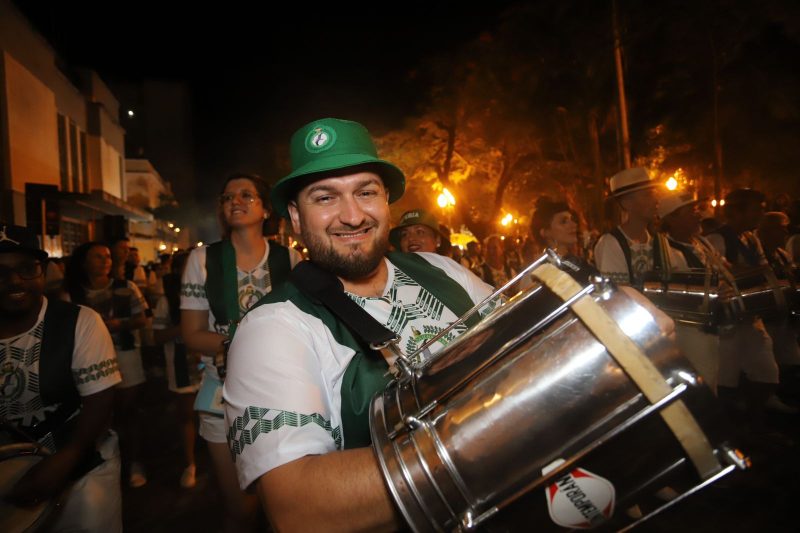 As fantasias da escola foram, em maioria, produzidas no Rio de Janeiro, o que garantiu agilidade na busca por materiais e adereços – Foto: Pedro Perez/PMF/Divulgação/ND