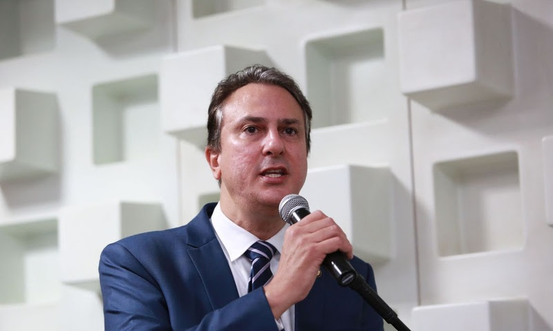 Camilo Santana, ministro da Educação, com microfone em mãos