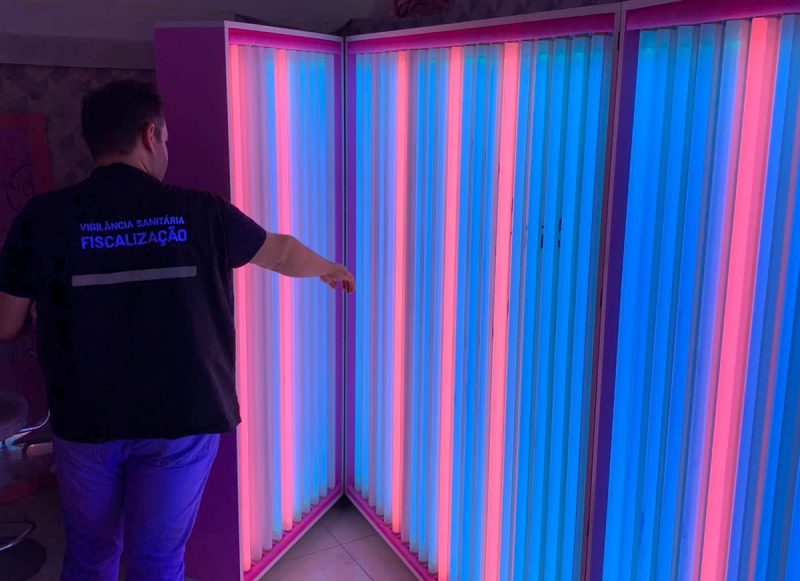 No local foram encontradas tr&ecirc;s cabines de bronzeamento horizontais, um painel com capacidade para 4 a 6 pessoas simult&acirc;neas e um equipamento m&oacute;vel – Foto: Prefeitura de Itaja&iacute;/Divulga&ccedil;&atilde;o/ND