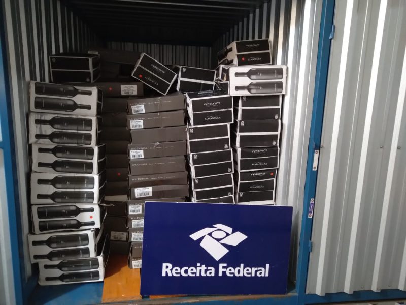 Garrafas de vinho foram encontradas em um local de armazenamento de bens – Foto: Receita Federal/Divulga&ccedil;&atilde;o