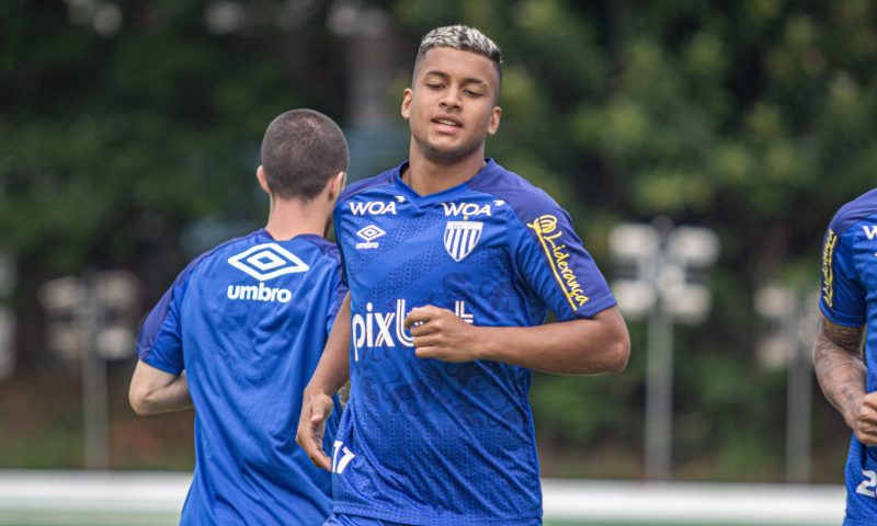 Vitinho voltou ao time após quase dois meses, mas foi expulso com pouco mais de 20 minutos em campo