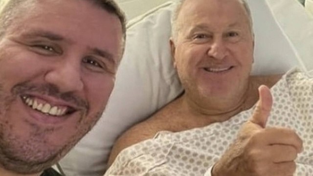 Zico e o filho Bruno Coimbra, na ocasi&atilde;o da cirurgia do eterno craque – Foto: Reprodu&ccedil;&atilde;o
