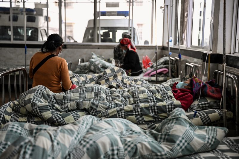 Esta foto tirada em 9 de janeiro de 2023 mostra pacientes com coronav&iacute;rus Covid-19 descansando em um hospital na cidade de Jinghong – Foto: Noel Celis/AFP/ND