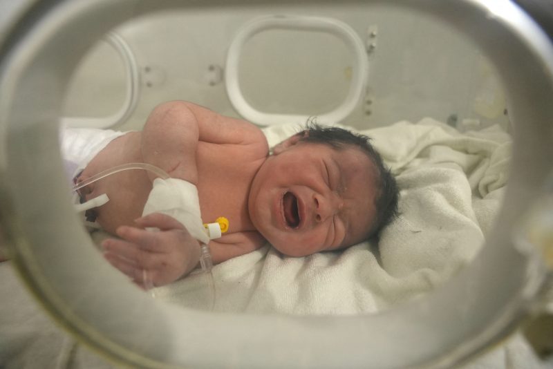 Bebê NO CORDÃO UMBILICAL foi hospitalizada após ser salva em terremoto na Síria