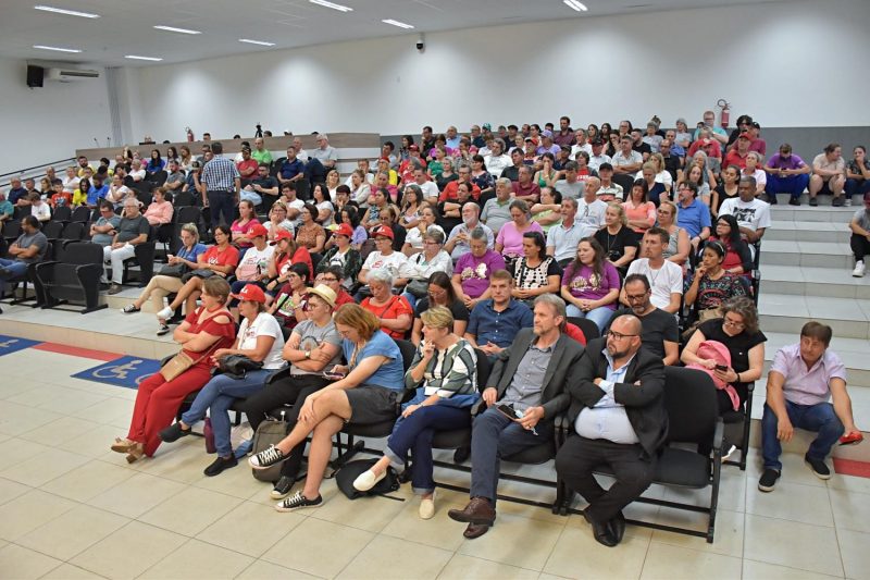 Plen&aacute;rio da C&acirc;mara de S&atilde;o Miguel do Oeste estava lotado para a vota&ccedil;&atilde;o da cassa&ccedil;&atilde;o de Maria Tereza. &mdash; Foto: Reprodu&ccedil;&atilde;o