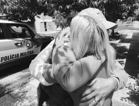 vítima abraçou policial