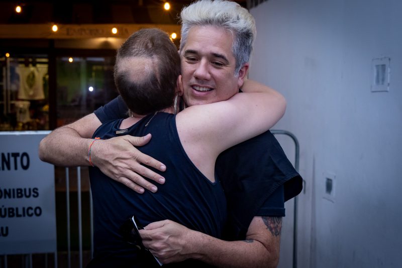 Emocionada com a surpresa, a moradora do Vale do Itaja&iacute; contou sobre a import&acirc;ncia da banda durante o seu tratamento – Foto: Alex Miranda/Reprodu&ccedil;&atilde;o/ND