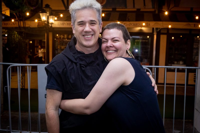 F&atilde; da banda Jota Quest que luta contra um c&acirc;ncer encontra &iacute;dolos na Sommerfest em Blumenau – Foto: Alex Miranda/Reprodu&ccedil;&atilde;o/ND