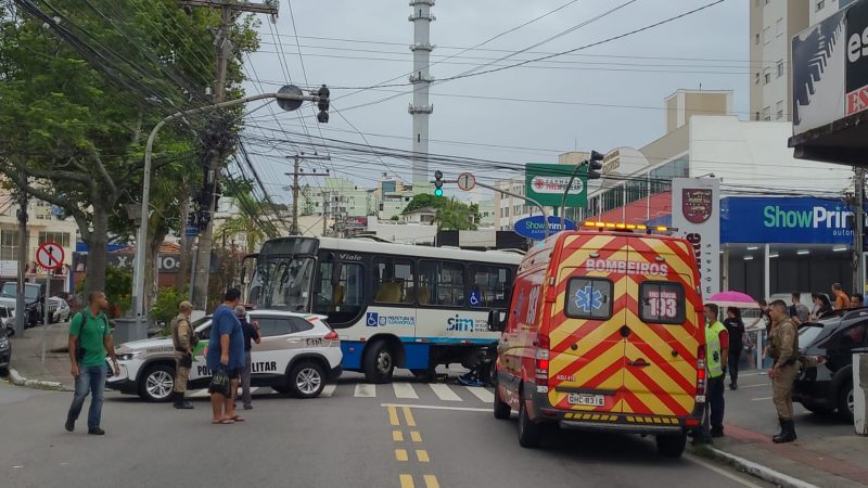 Grave colis&atilde;o envolvendo um ve&iacute;culo e um &ocirc;nibus do transporte coletivo em Florian&oacute;polis. – Foto: GMF/Divulga&ccedil;&atilde;o/ND