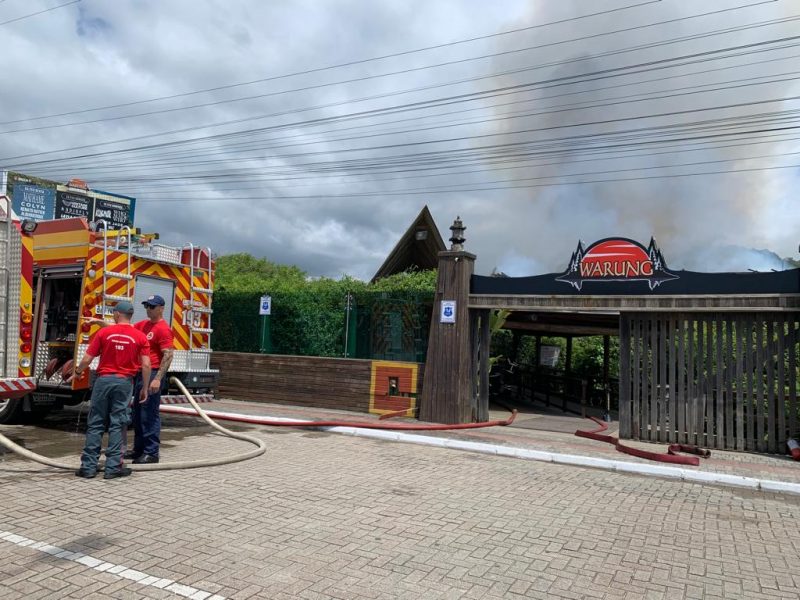 Bombeiros foram acionados para controlar as chamas – Foto: Shara Alencar/NDTV