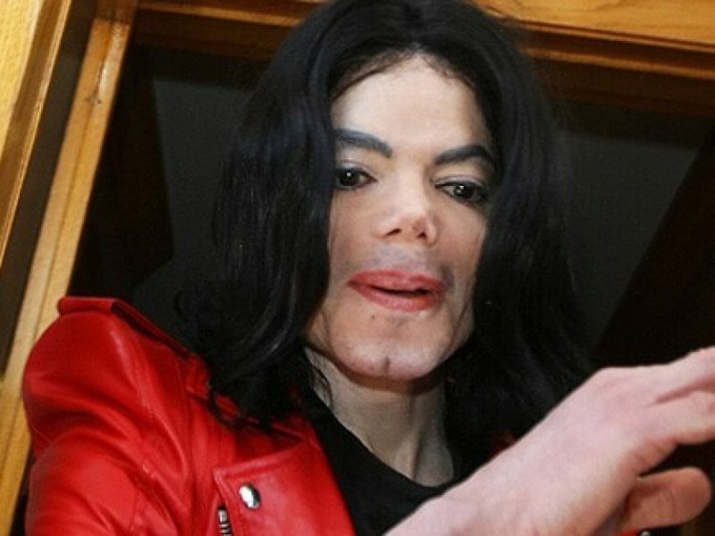na foto, Michael Jackson aparece saindo de um quarto com a boca entre aberta