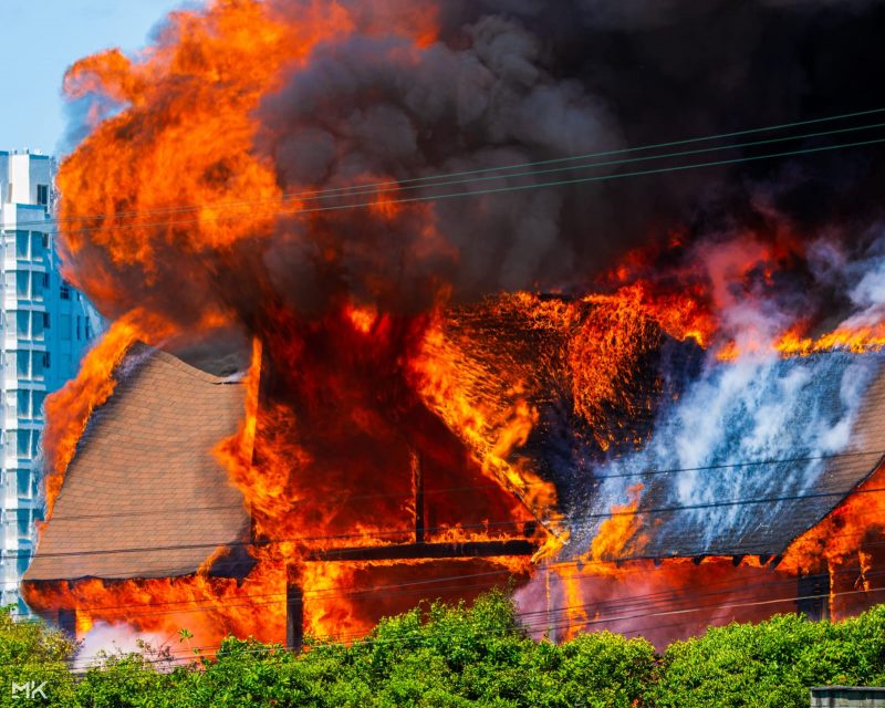 Chamas atingiram local na manh&atilde; desta quarta-feira – Foto: @marcokamers1/@itapemaemfotos/Arquivo Pessoal/ND