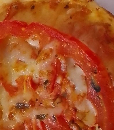 Larva foi encontrada em pizza pela consumidora – Foto: Sabrina Schneider/Al&ocirc; Neg&oacute;cios/Reprodu&ccedil;&atilde;o/ND