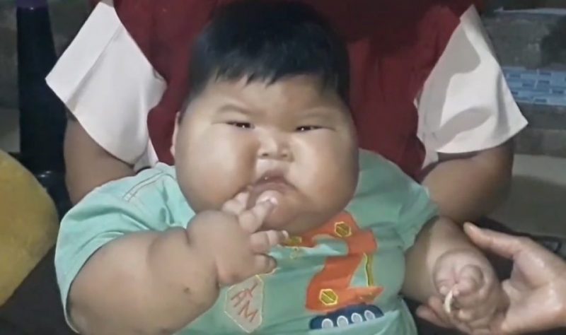 Beb&ecirc; da indon&eacute;sia viraliza por pesar 27 kg – Foto: Newsflare/The Sun/Reprodu&ccedil;&atilde;o/ND