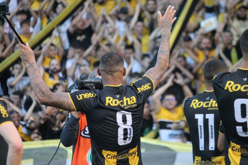 Crici&uacute;ma conquistou mais 3 pontos no Heriberto H&uuml;lse. – Foto: Divulga&ccedil;&atilde;o/Celso da Luz