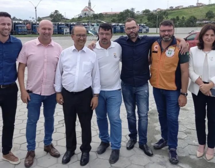 Comitiva que esteve em S&atilde;o Jo&atilde;o do Itaperi&uacute; para verificar estragos pela microexplos&atilde;o. – Foto: Divulga&ccedil;&atilde;o/Internet