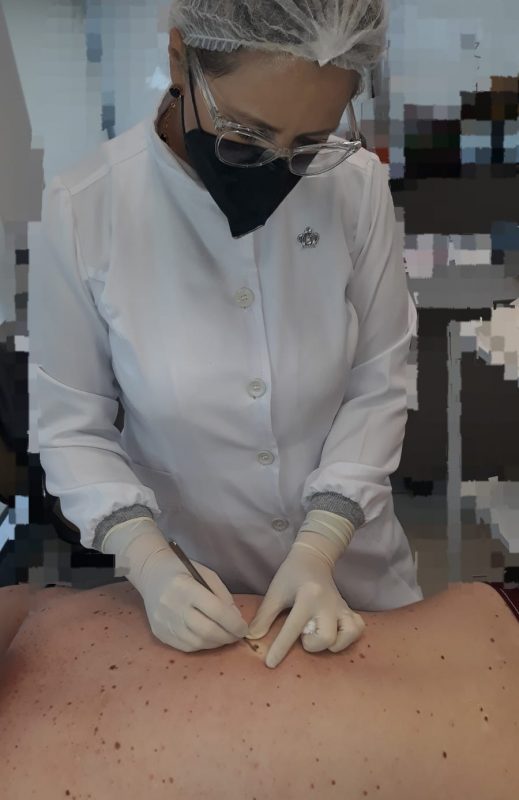 M&eacute;dica Tatiana Reinhardt em procedimento – Foto: Divulga&ccedil;&atilde;o/Reinhardt