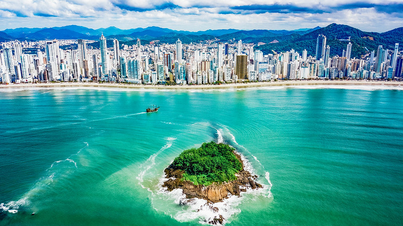 Imagem aérea de Balneário Camboriú; parque Central é um dos mega projetos da cidade