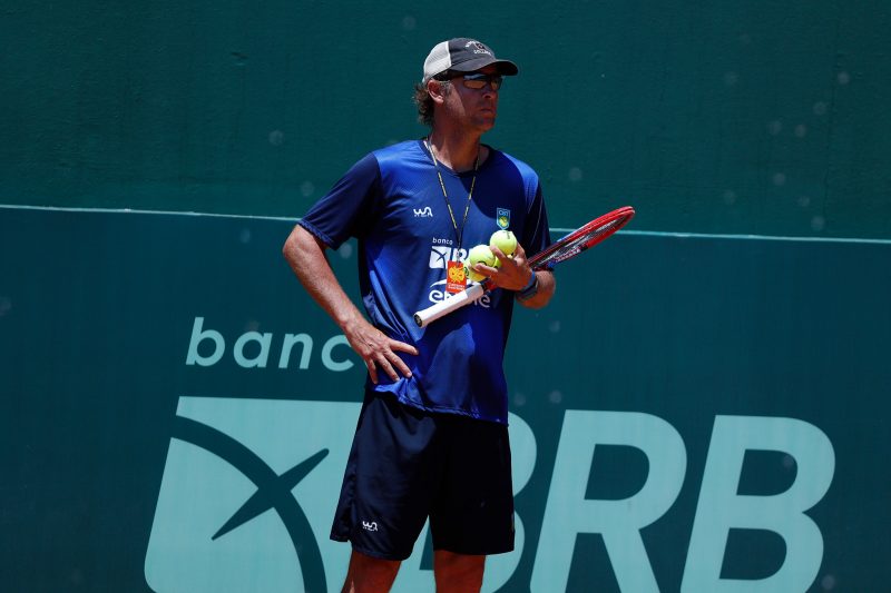 Jaime Oncins observa treino do time Brasil para a Copa Davis – Foto: Luiz Candido/LuzPress/CBT/Divulga&ccedil;&atilde;o/ND