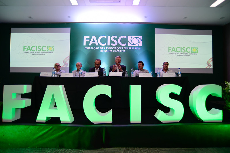 S&eacute;rgio Rodrigues Alves, presidente da Facisc, fala durante evento com o governador – Foto: Roberto Zacarias/SECOM/ND