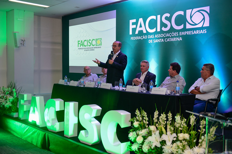 Jorginho Mello participou de reuni&atilde;o com empres&aacute;rios na Facisc – Foto: Roberto Zacarias/SECOM/ND