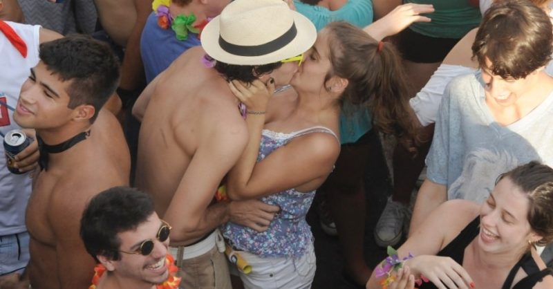 Beijar pessoas desconhecidas favorece a transmiss&atilde;o de doen&ccedil;as pela saliva – Foto: R7/Reprodu&ccedil;&atilde;o/ND