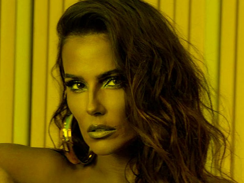 Deborah Secco contou que chamou atenção do marido por gostar de beijar de língua