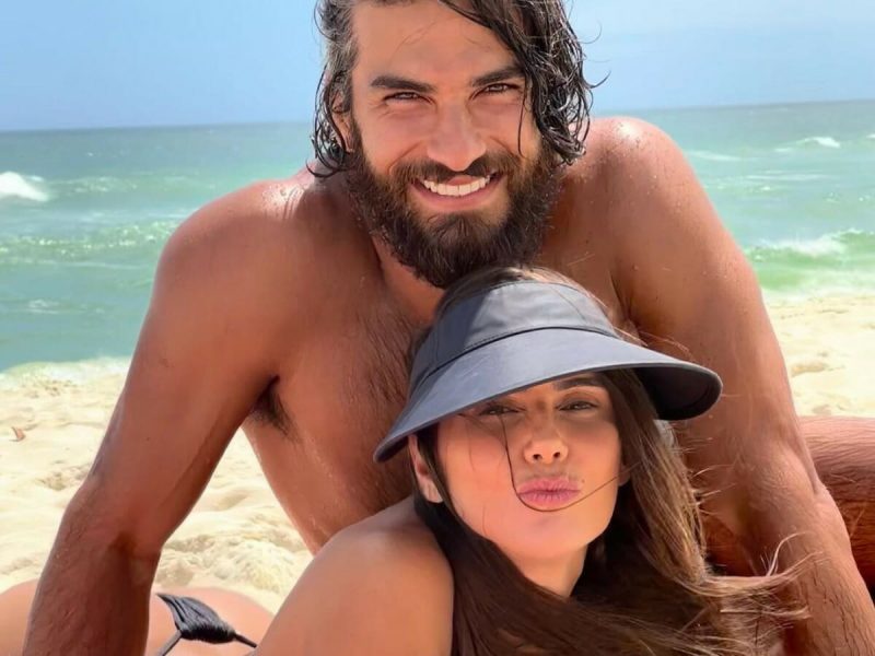 Na imagem, Deborah Secco e Hugo Moura aparecem sorridentes em clima de romance